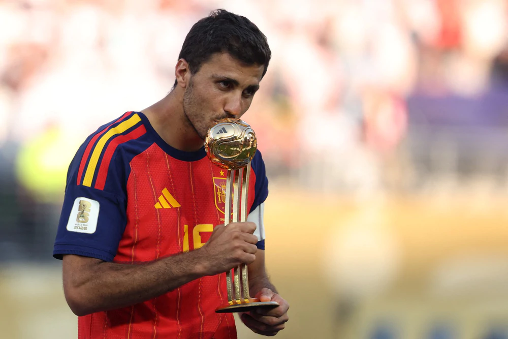 Chuyển nhượng mùa Hè: Vì sao Real Madrid chưa mua Rodri? - Ảnh 1. Chuyển nhượng mùa Hè: Vì sao Real Madrid chưa mua Rodri? - Ảnh 1.