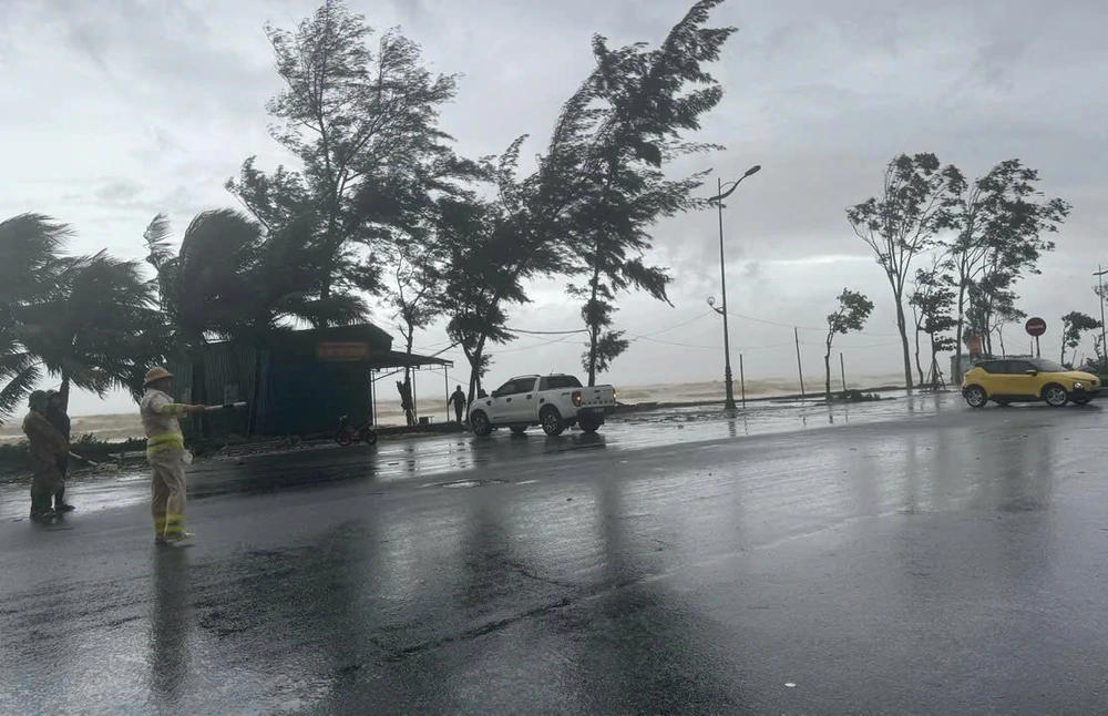 Áp thấp nhiệt đới tiếp tục đổi hướng, di chuyển nhanh với tốc độ 25km/h - Ảnh 1. Áp thấp nhiệt đới tiếp tục đổi hướng, di chuyển nhanh với tốc độ 25km/h - Ảnh 1.