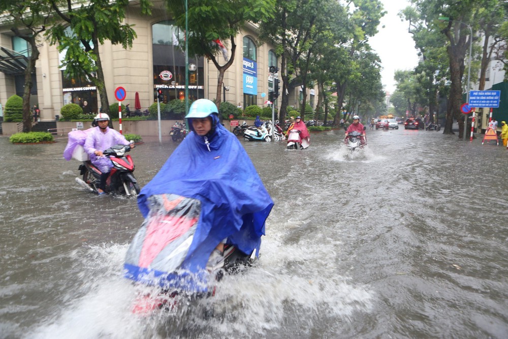 Dự báo thời tiết ngày 24/7: Mưa lớn bao trùm Bắc Bộ, nhiều nơi đề phòng lốc, sét và mưa đá - Ảnh 1.