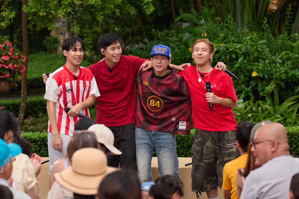 Sau sân khấu “debut” chỉ có 11 khán giả, DUNIVERSE lấp kín sân khấu Thảo Cầm Viên - Ảnh 2. Sau sân khấu “debut” chỉ có 11 khán giả, DUNIVERSE lấp kín sân khấu Thảo Cầm Viên - Ảnh 2.