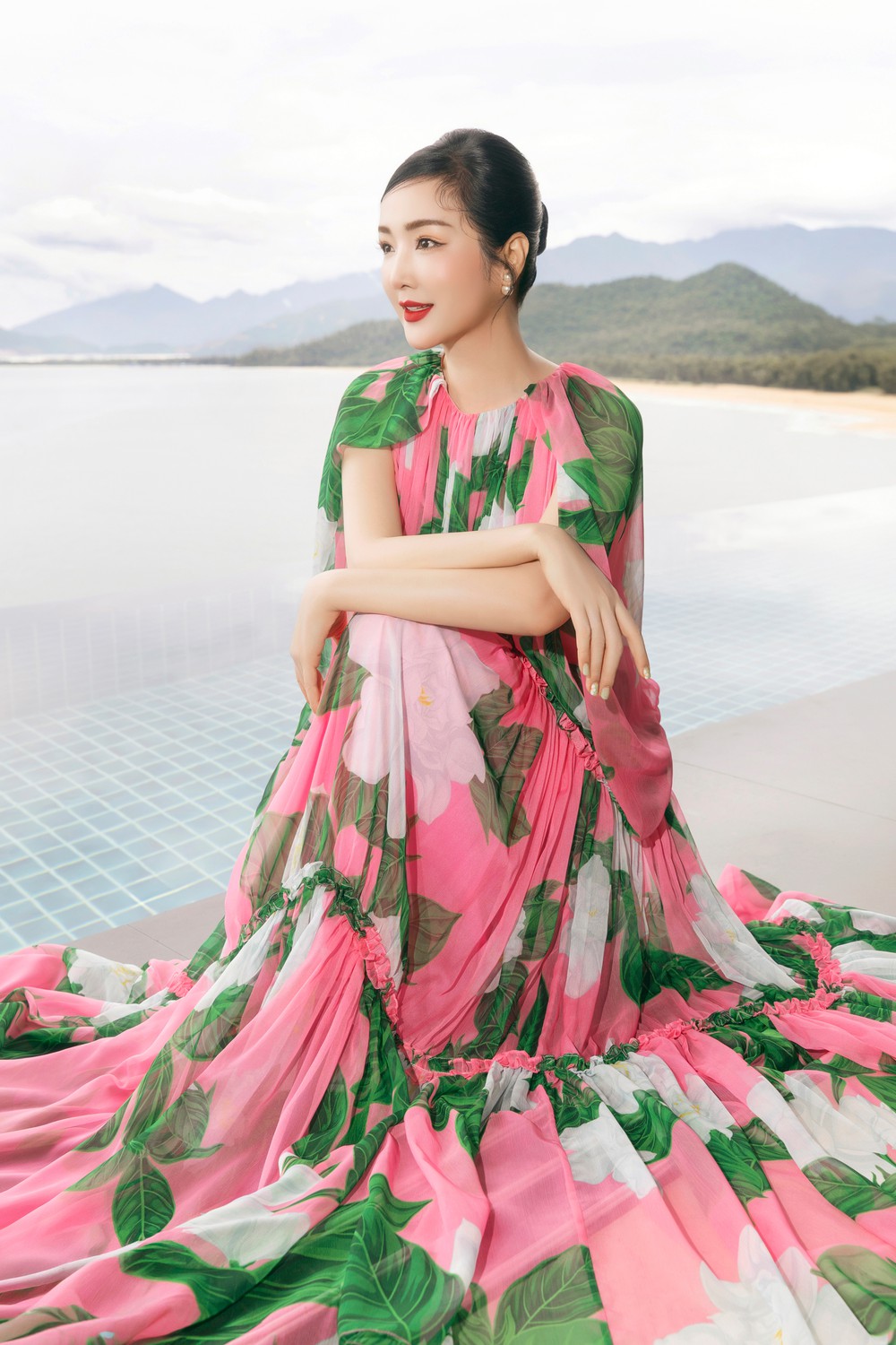 Giáng My bay bổng với đầm hoa đi nghỉ dưỡng - Ảnh 1. Giáng My bay bổng với đầm hoa đi nghỉ dưỡng - Ảnh 1.