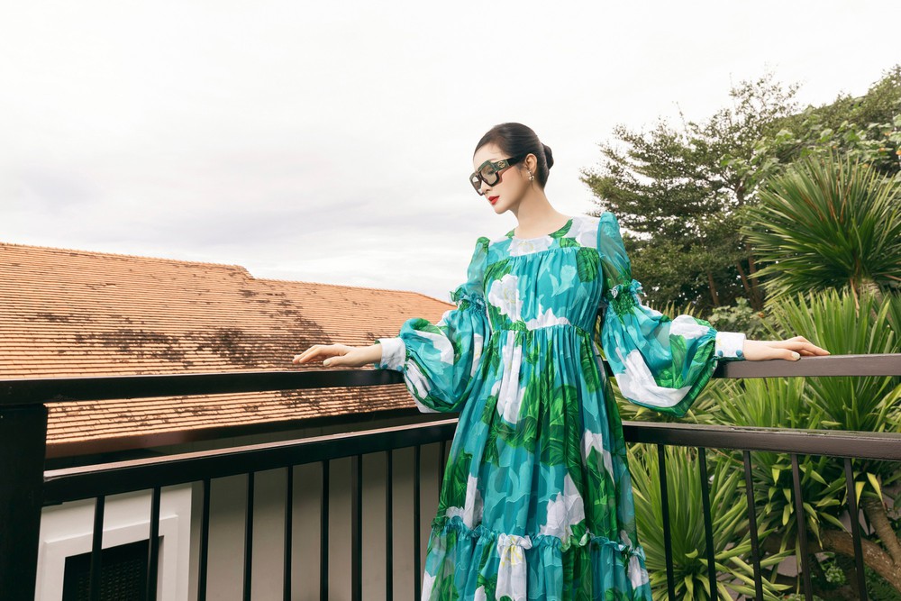 Giáng My bay bổng với đầm hoa đi nghỉ dưỡng - Ảnh 2. Giáng My bay bổng với đầm hoa đi nghỉ dưỡng - Ảnh 2.