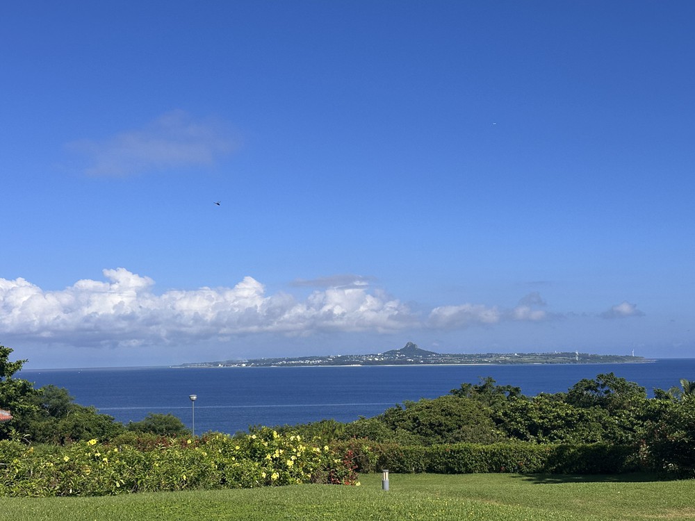 Khám phá Okinawa: Biển Emerald và Hanasaki Marche - Ảnh 4.