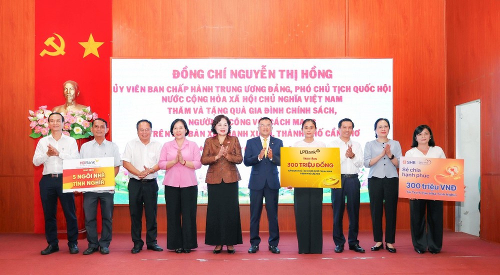 LPBank góp 15 tỷ đồng cùng ngành Ngân hàng lan tỏa truyền thống "Uống nước nhớ nguồn" - Ảnh 2. LPBank góp 15 tỷ đồng cùng ngành Ngân hàng lan tỏa truyền thống "Uống nước nhớ nguồn" - Ảnh 2.
