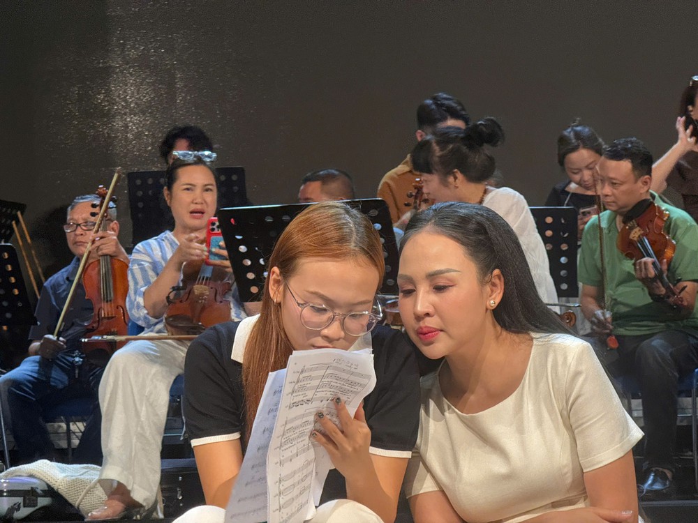 Hơn 100 nghệ sĩ sẵn sàng cho liveshow đầu tiên của ca sĩ - Tiến sĩ Nguyễn Khánh Ly - Ảnh 1. Hơn 100 nghệ sĩ sẵn sàng cho liveshow đầu tiên của ca sĩ - Tiến sĩ Nguyễn Khánh Ly - Ảnh 1.