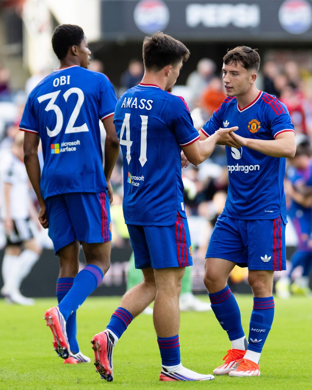 MU đã dễ dàng đánh bại Rosenborg với tỷ số 5-0 trong trận giao hữu trên sân Lerkendal (Trondheim, Na Uy), qua đó có màn trình diễn đầy thuyết phục sau thất bại 0-1 trước Wrexham ở trận mở màn tour du đấu hè. Ảnh: FB Man United MU đã dễ dàng đánh bại Rosenborg với tỷ số 5-0 trong trận giao hữu trên sân Lerkendal (Trondheim, Na Uy), qua đó có màn trình diễn đầy thuyết phục sau thất bại 0-1 trước Wrexham ở trận mở màn tour du đấu hè. Ảnh: FB Man United