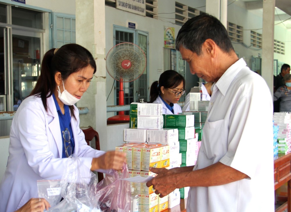 Gần 7.000 người có công được khám bệnh, cấp thuốc miễn phí - Ảnh 3.