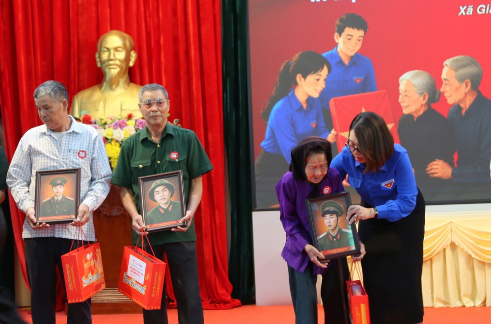 Lan tỏa "Câu chuyện thời hoa lửa" tới thế hệ trẻ - Ảnh 2. Lan tỏa "Câu chuyện thời hoa lửa" tới thế hệ trẻ - Ảnh 2.