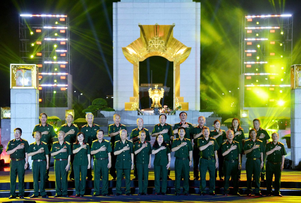 Cầu truyền hình "Sao sáng dẫn đường" tri ân các anh hùng liệt sĩ - Ảnh 2.
