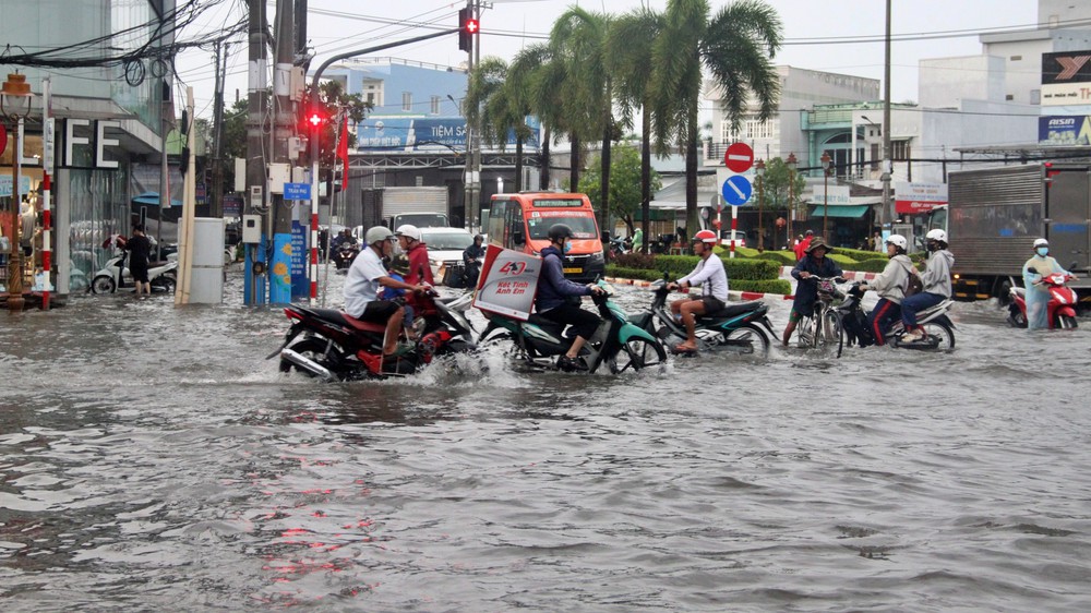 Thời tiết ngày 26/7: Bão số 2 suy yếu dần, không có khả năng ảnh hưởng trực tiếp đến đất liền Việt Nam - Ảnh 1.