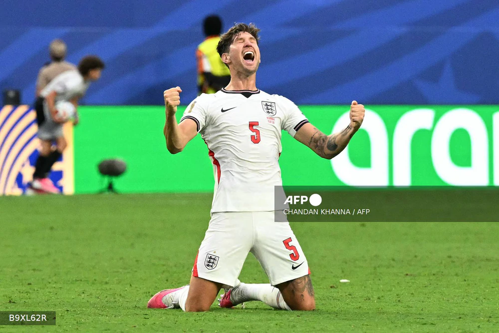 Vì sao John Stones vẫn là "món hời" cho Arsenal và Chelsea? - Ảnh 1. Vì sao John Stones vẫn là "món hời" cho Arsenal và Chelsea? - Ảnh 1.
