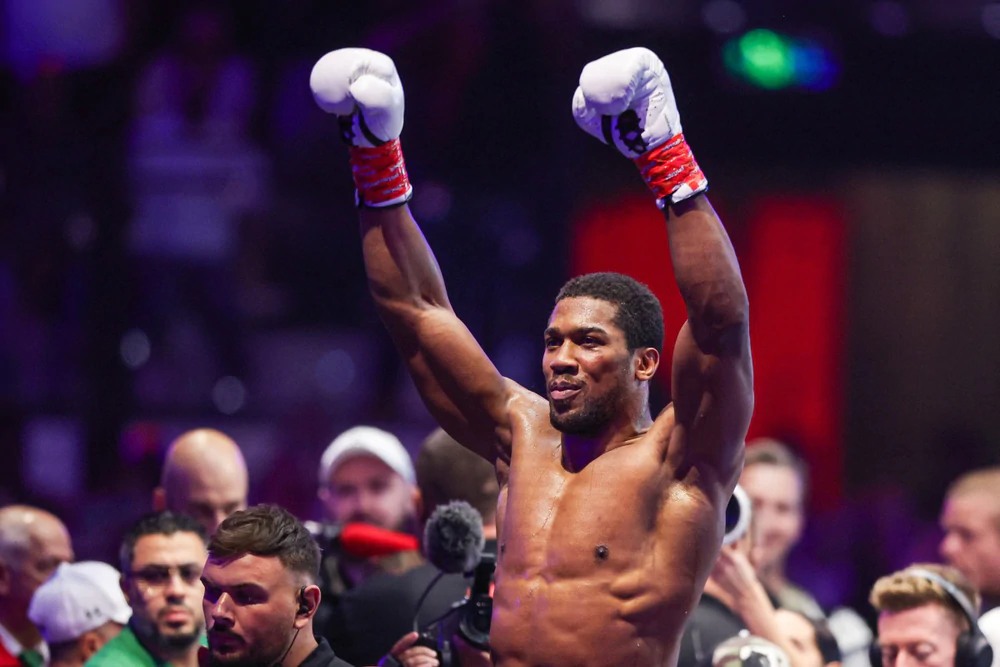 Anthony Joshua nghẹn ngào sau chiến thắng knockout, chốt đại chiến 100 triệu bảng với Tyson Fury - Ảnh 1.
