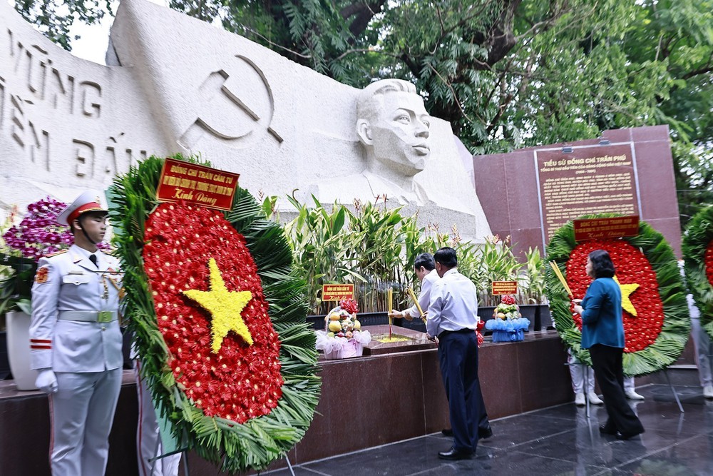 Chủ tịch Quốc hội Trần Thanh Mẫn dâng hương tại Công viên Lê Thị Riêng - Ảnh 12. Chủ tịch Quốc hội Trần Thanh Mẫn dâng hương tại Công viên Lê Thị Riêng - Ảnh 12.