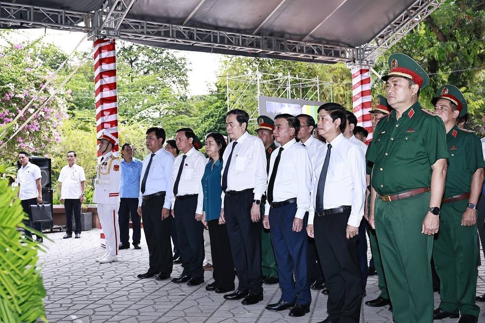 Chủ tịch Quốc hội Trần Thanh Mẫn dâng hương tại Công viên Lê Thị Riêng - Ảnh 9. Chủ tịch Quốc hội Trần Thanh Mẫn dâng hương tại Công viên Lê Thị Riêng - Ảnh 9.