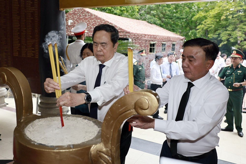 Chủ tịch Quốc hội Trần Thanh Mẫn dâng hương tại Công viên Lê Thị Riêng - Ảnh 13. Chủ tịch Quốc hội Trần Thanh Mẫn dâng hương tại Công viên Lê Thị Riêng - Ảnh 13.