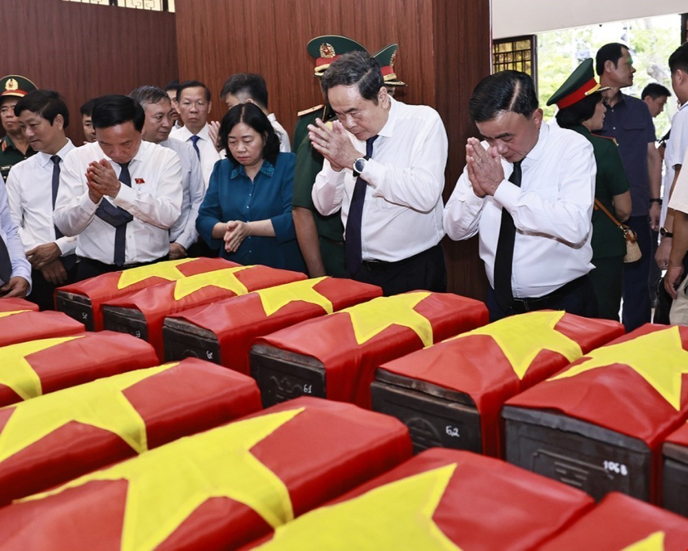 Chủ tịch Quốc hội Trần Thanh Mẫn dâng hương tại Công viên Lê Thị Riêng - Ảnh 14. Chủ tịch Quốc hội Trần Thanh Mẫn dâng hương tại Công viên Lê Thị Riêng - Ảnh 14.