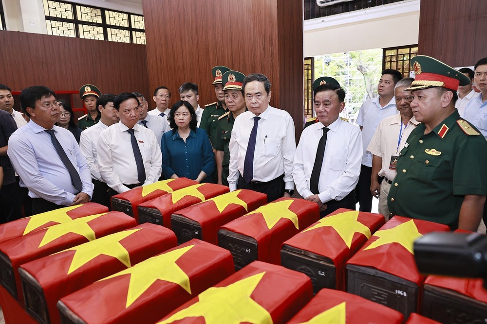Chủ tịch Quốc hội Trần Thanh Mẫn dâng hương tại Công viên Lê Thị Riêng - Ảnh 11. Chủ tịch Quốc hội Trần Thanh Mẫn dâng hương tại Công viên Lê Thị Riêng - Ảnh 11.