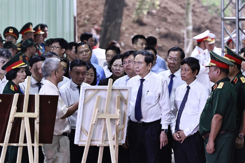 Chủ tịch Quốc hội Trần Thanh Mẫn dâng hương tại Công viên Lê Thị Riêng - Ảnh 10. Chủ tịch Quốc hội Trần Thanh Mẫn dâng hương tại Công viên Lê Thị Riêng - Ảnh 10.