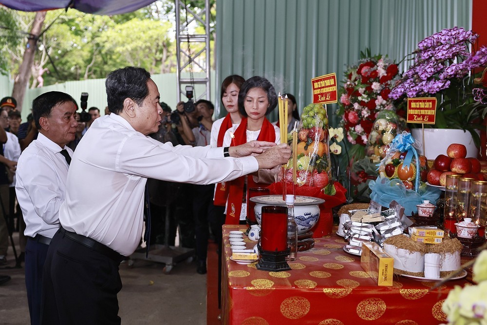 Chủ tịch Quốc hội Trần Thanh Mẫn dâng hương tại Công viên Lê Thị Riêng - Ảnh 8. Chủ tịch Quốc hội Trần Thanh Mẫn dâng hương tại Công viên Lê Thị Riêng - Ảnh 8.