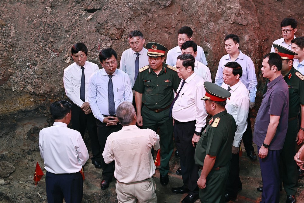 Chủ tịch Quốc hội Trần Thanh Mẫn dâng hương tại Công viên Lê Thị Riêng - Ảnh 6. Chủ tịch Quốc hội Trần Thanh Mẫn dâng hương tại Công viên Lê Thị Riêng - Ảnh 6.