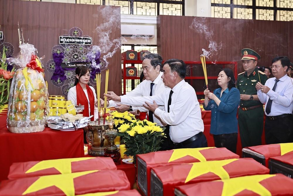 Chủ tịch Quốc hội Trần Thanh Mẫn dâng hương tại Công viên Lê Thị Riêng - Ảnh 1. Chủ tịch Quốc hội Trần Thanh Mẫn dâng hương tại Công viên Lê Thị Riêng - Ảnh 1.