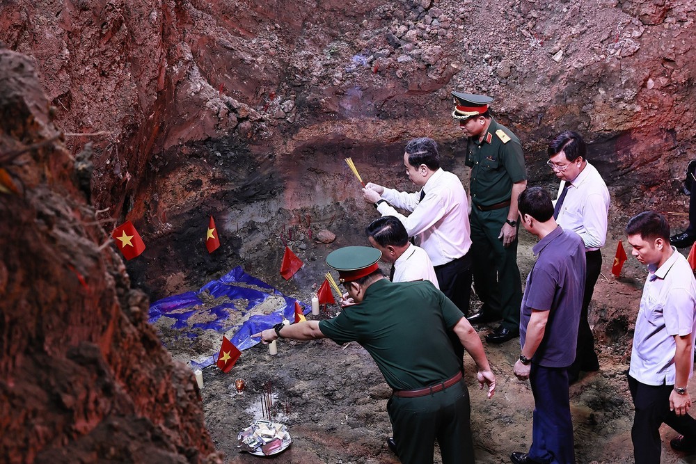 Chủ tịch Quốc hội Trần Thanh Mẫn dâng hương tại Công viên Lê Thị Riêng - Ảnh 5. Chủ tịch Quốc hội Trần Thanh Mẫn dâng hương tại Công viên Lê Thị Riêng - Ảnh 5.
