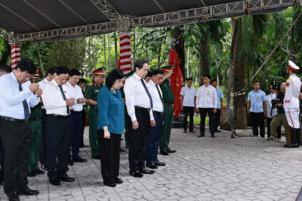 Chủ tịch Quốc hội Trần Thanh Mẫn dâng hương tại Công viên Lê Thị Riêng - Ảnh 3. Chủ tịch Quốc hội Trần Thanh Mẫn dâng hương tại Công viên Lê Thị Riêng - Ảnh 3.