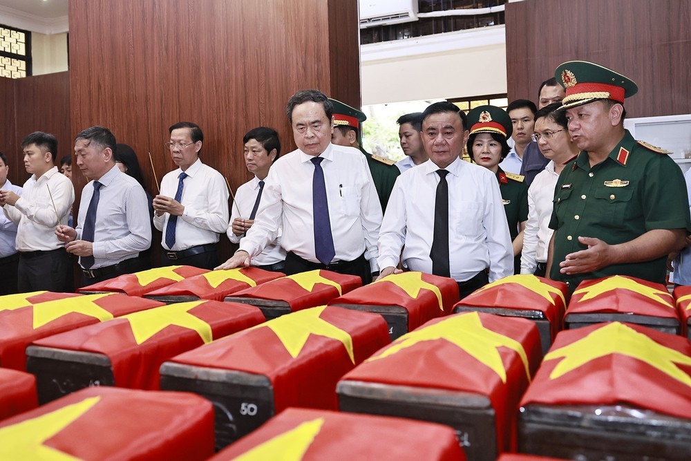 Chủ tịch Quốc hội Trần Thanh Mẫn dâng hương tại Công viên Lê Thị Riêng - Ảnh 4. Chủ tịch Quốc hội Trần Thanh Mẫn dâng hương tại Công viên Lê Thị Riêng - Ảnh 4.