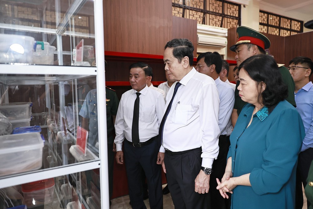 Chủ tịch Quốc hội Trần Thanh Mẫn dâng hương tại Công viên Lê Thị Riêng - Ảnh 2. Chủ tịch Quốc hội Trần Thanh Mẫn dâng hương tại Công viên Lê Thị Riêng - Ảnh 2.