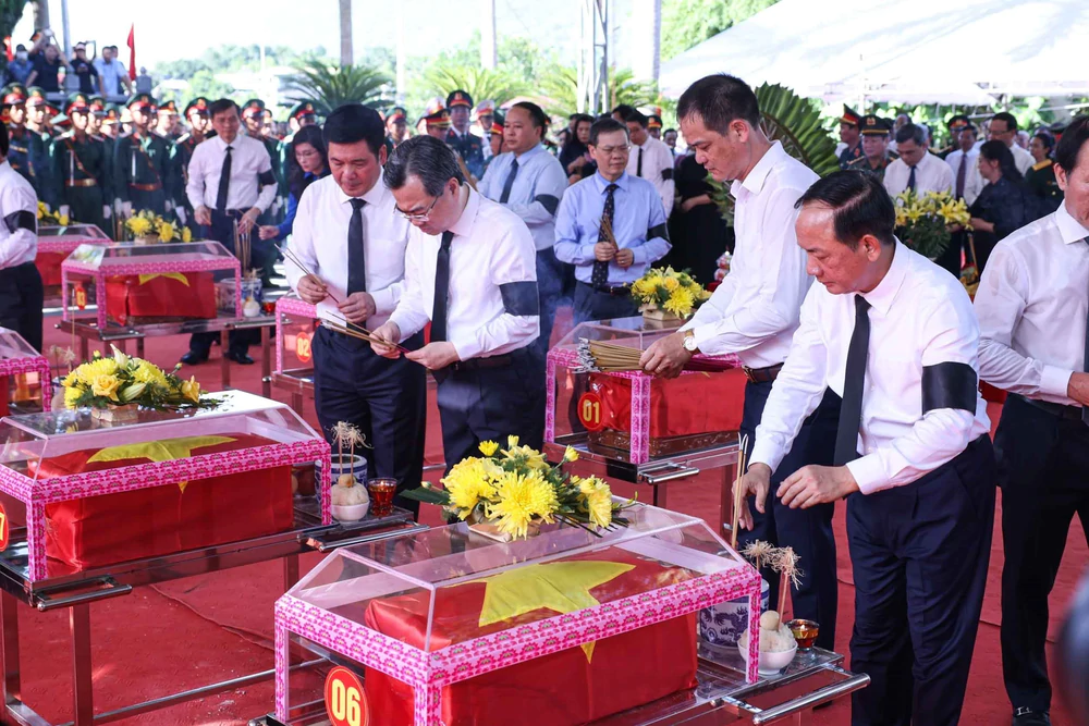 Lễ truy điệu và an táng 34 hài cốt liệt sĩ tại Nghĩa trang liệt sĩ Quốc gia Vị Xuyên - Ảnh 10. Lễ truy điệu và an táng 34 hài cốt liệt sĩ tại Nghĩa trang liệt sĩ Quốc gia Vị Xuyên - Ảnh 10.