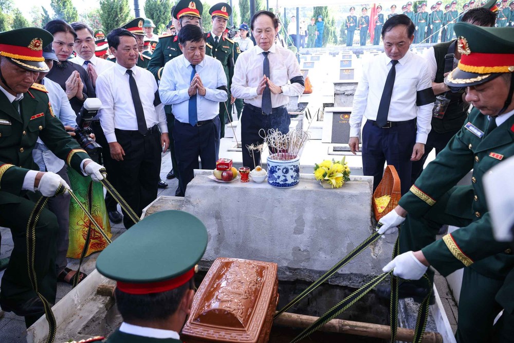 Lễ truy điệu và an táng 34 hài cốt liệt sĩ tại Nghĩa trang liệt sĩ Quốc gia Vị Xuyên - Ảnh 7. Lễ truy điệu và an táng 34 hài cốt liệt sĩ tại Nghĩa trang liệt sĩ Quốc gia Vị Xuyên - Ảnh 7.