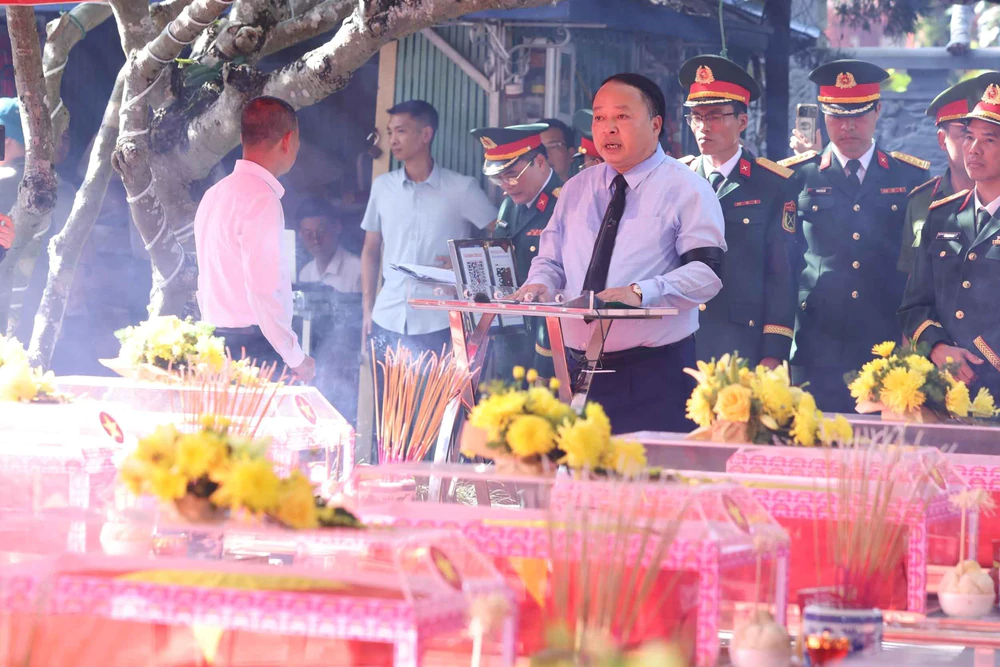Lãnh đạo Đảng, Nhà nước dâng hương, dự lễ truy điệu các Anh hùng liệt sĩ tại Nghệ An, Tuyên Quang - Ảnh 3. Lãnh đạo Đảng, Nhà nước dâng hương, dự lễ truy điệu các Anh hùng liệt sĩ tại Nghệ An, Tuyên Quang - Ảnh 3.
