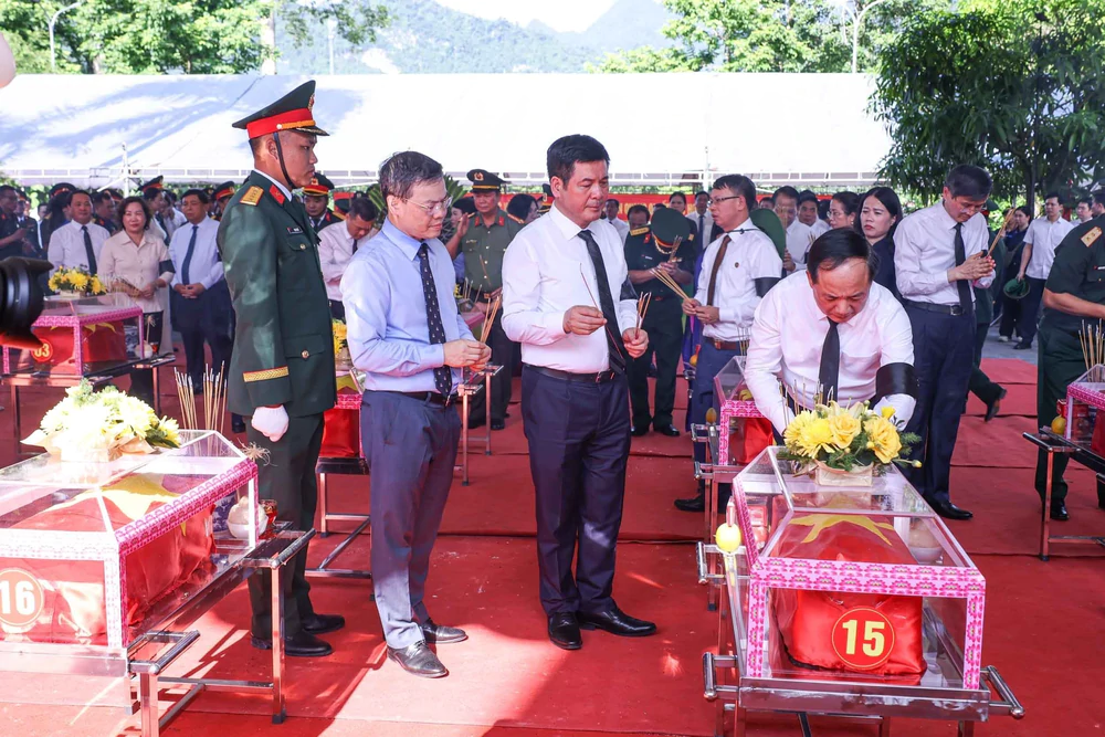 Lễ truy điệu và an táng 34 hài cốt liệt sĩ tại Nghĩa trang liệt sĩ Quốc gia Vị Xuyên - Ảnh 11. Lễ truy điệu và an táng 34 hài cốt liệt sĩ tại Nghĩa trang liệt sĩ Quốc gia Vị Xuyên - Ảnh 11.