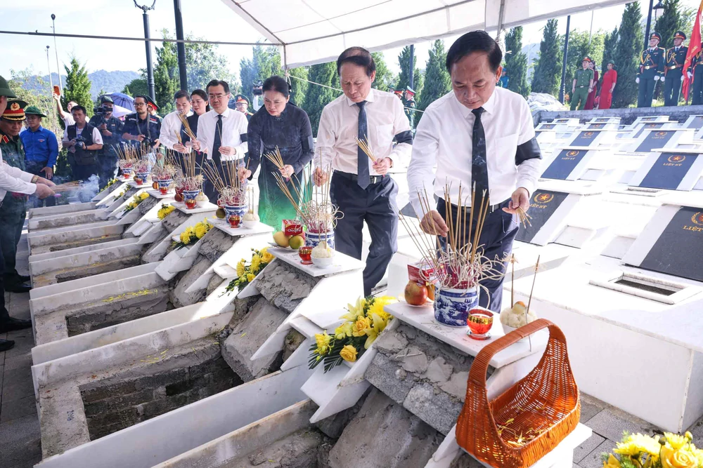 Lễ truy điệu và an táng 34 hài cốt liệt sĩ tại Nghĩa trang liệt sĩ Quốc gia Vị Xuyên - Ảnh 13. Lễ truy điệu và an táng 34 hài cốt liệt sĩ tại Nghĩa trang liệt sĩ Quốc gia Vị Xuyên - Ảnh 13.