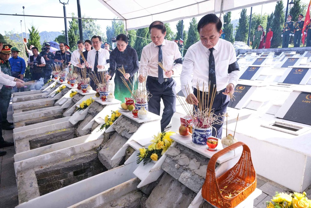Lãnh đạo Đảng, Nhà nước dâng hương, dự lễ truy điệu các Anh hùng liệt sĩ tại Nghệ An, Tuyên Quang - Ảnh 4. Lãnh đạo Đảng, Nhà nước dâng hương, dự lễ truy điệu các Anh hùng liệt sĩ tại Nghệ An, Tuyên Quang - Ảnh 4.