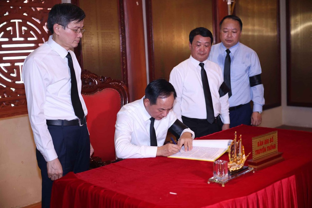 Lễ truy điệu và an táng 34 hài cốt liệt sĩ tại Nghĩa trang liệt sĩ Quốc gia Vị Xuyên - Ảnh 9. Lễ truy điệu và an táng 34 hài cốt liệt sĩ tại Nghĩa trang liệt sĩ Quốc gia Vị Xuyên - Ảnh 9.