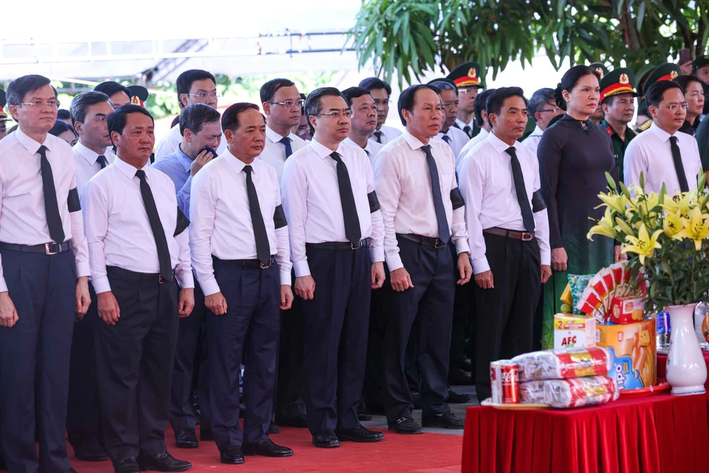 Lễ truy điệu và an táng 34 hài cốt liệt sĩ tại Nghĩa trang liệt sĩ Quốc gia Vị Xuyên - Ảnh 2. Lễ truy điệu và an táng 34 hài cốt liệt sĩ tại Nghĩa trang liệt sĩ Quốc gia Vị Xuyên - Ảnh 2.