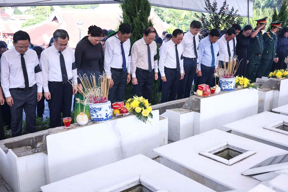 Lễ truy điệu và an táng 34 hài cốt liệt sĩ tại Nghĩa trang liệt sĩ Quốc gia Vị Xuyên - Ảnh 5. Lễ truy điệu và an táng 34 hài cốt liệt sĩ tại Nghĩa trang liệt sĩ Quốc gia Vị Xuyên - Ảnh 5.