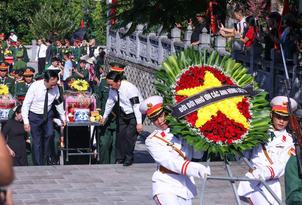 Lễ truy điệu và an táng 34 hài cốt liệt sĩ tại Nghĩa trang liệt sĩ Quốc gia Vị Xuyên - Ảnh 6. Lễ truy điệu và an táng 34 hài cốt liệt sĩ tại Nghĩa trang liệt sĩ Quốc gia Vị Xuyên - Ảnh 6.
