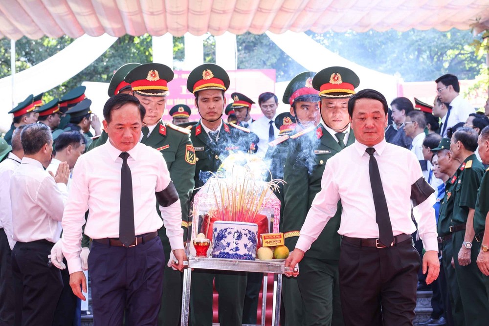 Lễ truy điệu và an táng 34 hài cốt liệt sĩ tại Nghĩa trang liệt sĩ Quốc gia Vị Xuyên - Ảnh 1. Lễ truy điệu và an táng 34 hài cốt liệt sĩ tại Nghĩa trang liệt sĩ Quốc gia Vị Xuyên - Ảnh 1.
