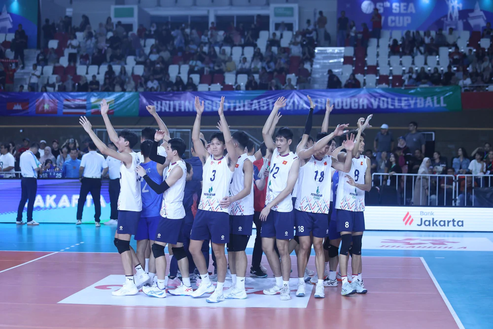 Tuyển bóng chuyền nam Việt Nam nhận thưởng lớn sau kỳ tích vào chung kết SEA V Cup. Ảnh: SAVA