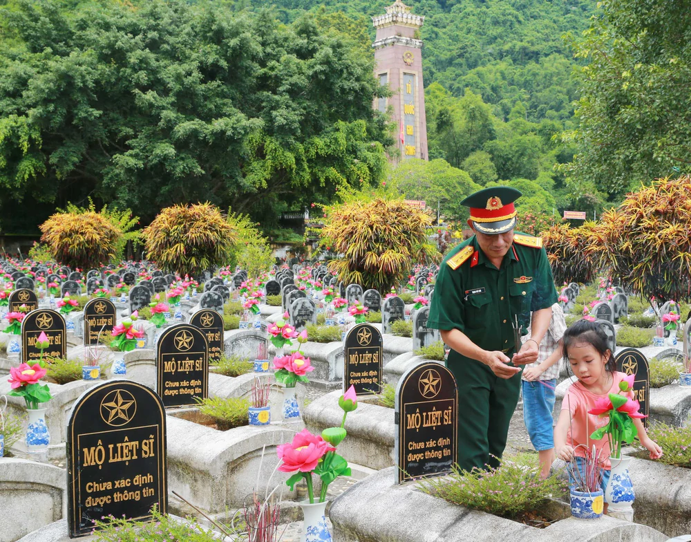 Nghĩa trang liệt sĩ Quốc tế Đồng Tâm - nơi yên nghỉ của những Anh hùng liệt sĩ Việt - Lào - Ảnh 2.