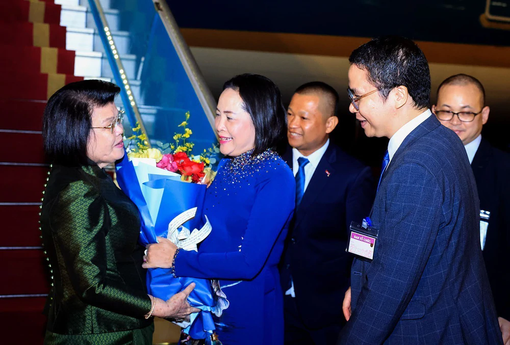 Chủ tịch Quốc hội Campuchia Samdech Khuon Sudary đến Hà Nội, bắt đầu thăm chính thức Việt Nam - Ảnh 1.
