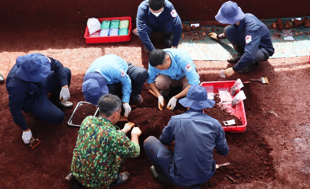 Phát hiện nhiều di vật, thu nhận mẫu sinh phẩm của thân nhân liệt sĩ chưa xác định được thông tin - Ảnh 3.