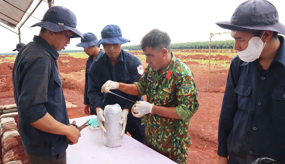 Phát hiện nhiều di vật, thu nhận mẫu sinh phẩm của thân nhân liệt sĩ chưa xác định được thông tin - Ảnh 4.
