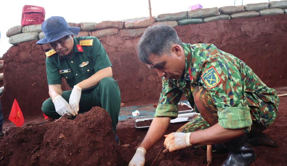 Phát hiện nhiều di vật, thu nhận mẫu sinh phẩm của thân nhân liệt sĩ chưa xác định được thông tin - Ảnh 1.