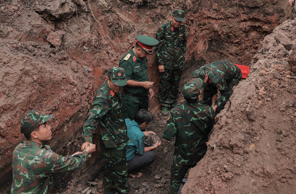 Phát hiện nhiều di vật, thu nhận mẫu sinh phẩm của thân nhân liệt sĩ chưa xác định được thông tin - Ảnh 8.