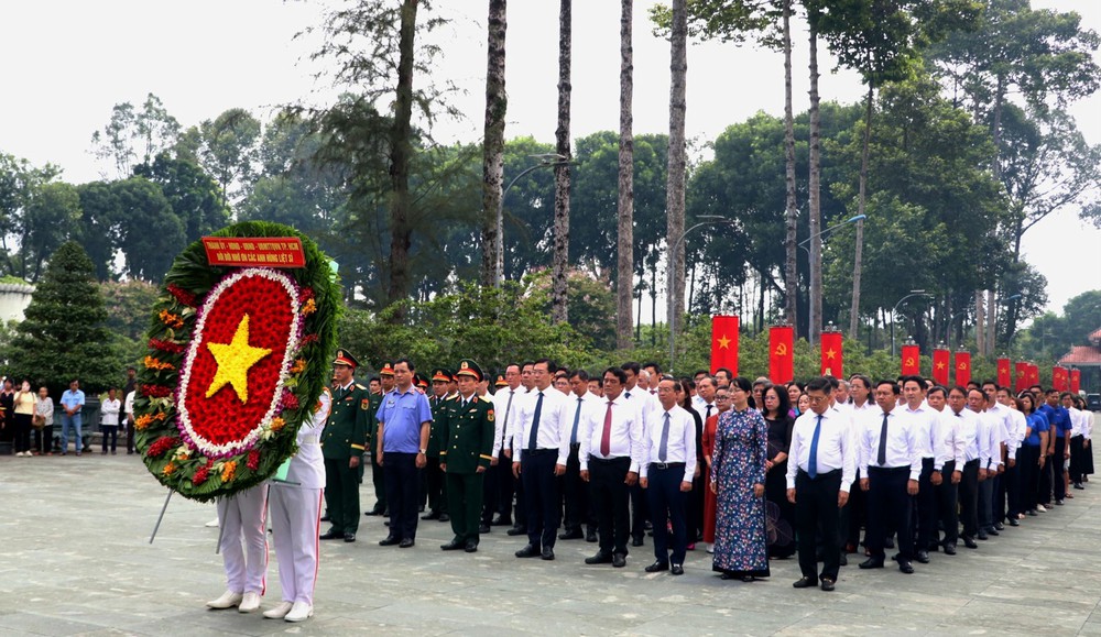 Tưởng nhớ các Anh hùng liệt sĩ, đồng bào đã hy sinh vì Tổ quốc - Ảnh 3. Tưởng nhớ các Anh hùng liệt sĩ, đồng bào đã hy sinh vì Tổ quốc - Ảnh 3.