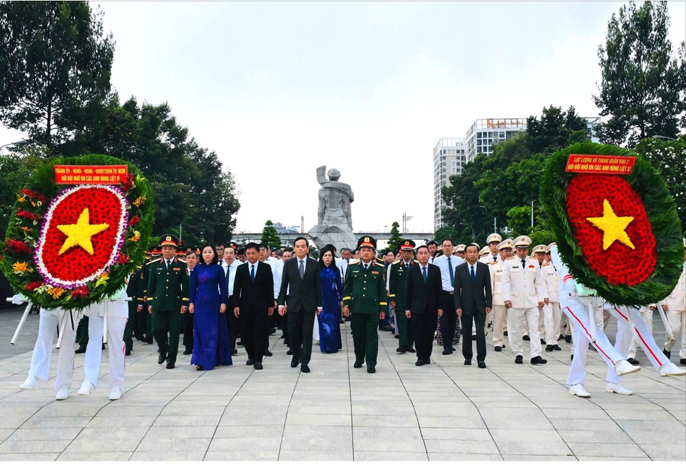 Tưởng nhớ các Anh hùng liệt sĩ, đồng bào đã hy sinh vì Tổ quốc - Ảnh 2. Tưởng nhớ các Anh hùng liệt sĩ, đồng bào đã hy sinh vì Tổ quốc - Ảnh 2.