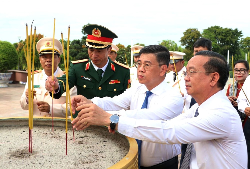 Tưởng nhớ các Anh hùng liệt sĩ, đồng bào đã hy sinh vì Tổ quốc - Ảnh 4. Tưởng nhớ các Anh hùng liệt sĩ, đồng bào đã hy sinh vì Tổ quốc - Ảnh 4.